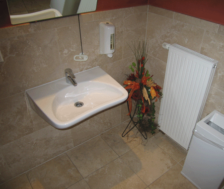 Diesen Naturstein Travertin Walnut Light in geschliffener und gespachtelter Oberfläche gibt es exklusiv beim Stein-Team aus Hamburg.